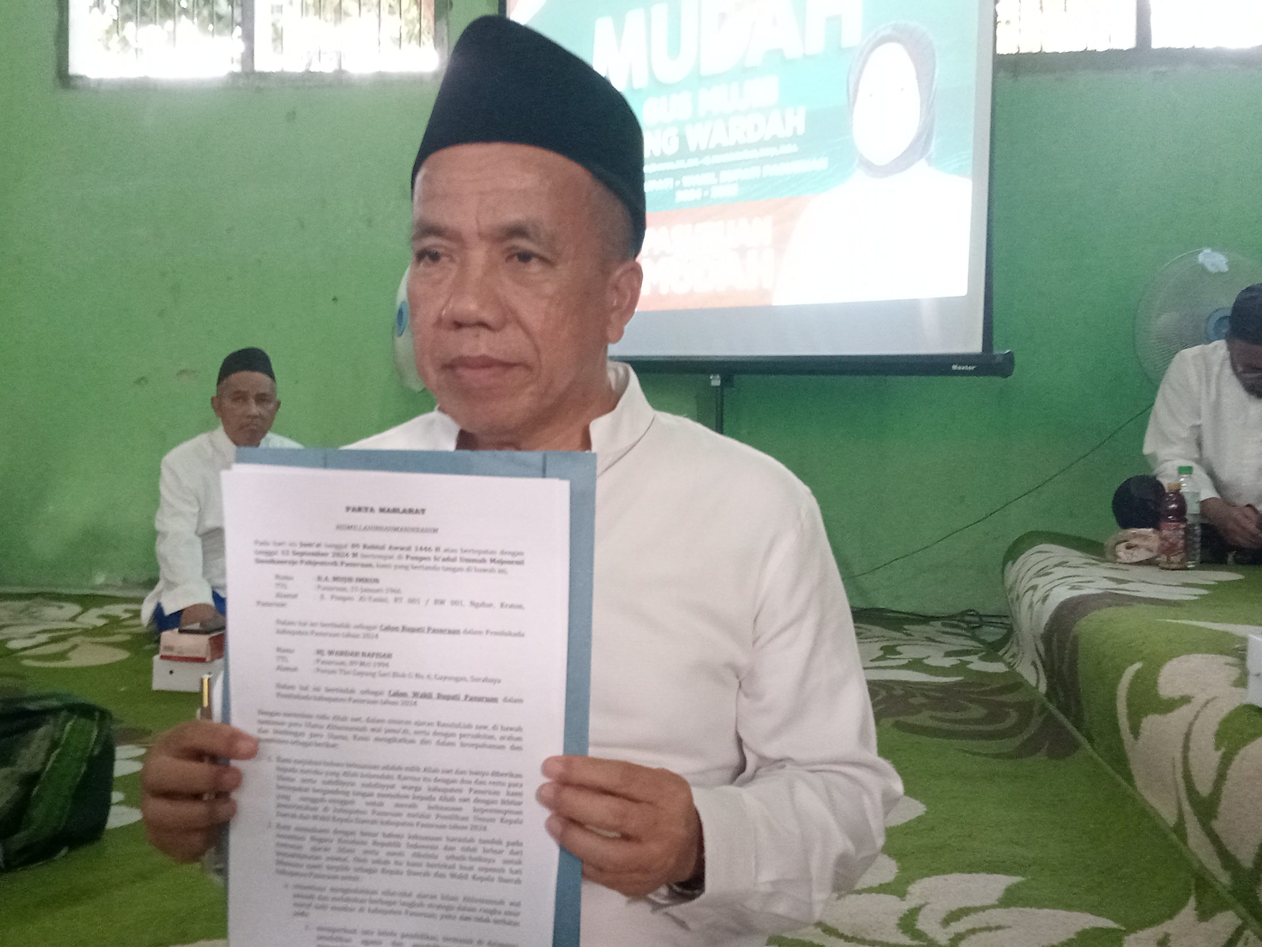 PASURUAN (dialogmasa.com) - Sejumlah masyayikh dan ulama terkemuka dari wilayah Pasuruan berkumpul di Pondok Pesantren Is'adul Ummah, Susukanrejo, Jum'at (13/09/24). Berkumpulnya mereka untuk menyaksikan penandatanganan Pakta Maslahah oleh Gus Mujib, calon Bupati Pasuruan, bersama Ning Wardah sebagai calon Wakil Bupati. Acara tersebut berlangsung khidmat dengan dihadiri oleh sekitar 50 ulama terkemuka, termasuk diantaranya; 1. KH. Abd. Rokhim (Prigen) 2. KH. Maksum Hasyim (Kraton) 3. KH. Mujtabah Abd. Shomad (Sukorejo) 4. KH. Nurul Huda (Gondangwetan) 5. KH. Mas Muslim Ikrom (Rembang) 6. KH. Mas Kholili Nawawi (Sidogiri) 7. KH. Nukman Majid (Gondangwetan) 8. KH. Ahmad Rifa'i (Beji) 9. KH. Yasin Kholil (Lekok) 10. KH. Muhammad Toyyib (Kejayan) 11. KH. Junaidi Sholeh (Gempol) 12. KH. Musyafa' (Kejayan) 13. KH. Mahmudi (Prigen) 14. KH. Sya'roni (Purwosari) 15. KH. Hasbulloh Mu'im Kholili (Pohjentrek) 16. KH. Muti'urrohman (Kraton) 17. KH. M Romli (Kraton) 18. KH. Abd. Ghofur (Rembang) 19. KH. Mushollin (Pandaan) 20. KH. Saiful Anam Halim (Gondangwetan) 21. KH. Yazid Bustomi (Kraton) 22. KH Mujtabah Abdussomad KH Mujtabah Abdussomad mengungkapkan rasa terima kasih yang mendalam kepada seluruh masyayikh yang telah mendukung pencalonan Gus Mujib. "Terima kasih kepada seluruh masyayikh atas segala dukungannya untuk kemaslahatan umat," ujarnya. Sementara itu, KH Nu'man Abdul Majid menegaskan bahwa Gus Mujib adalah calon terbaik yang maju dengan tulus untuk kepentingan umat. "Gus Mujib maju bukan atas kehendak pribadi, tetapi karena diminta oleh para masyayikh senior," jelas KH Nu'man. Ia juga menambahkan bahwa Gus Mujib sangat patuh dan hormat kepada para guru serta orang tua, menandai karakter kepemimpinan yang kuat dan berintegritas. "Gus Mujib maju atas dorongan masyayikh, saat di rumah romo Yai Fuad, dan beliau selalu patuh terhadap arahan para masyayikh," tambah KH Nu'man. Adapun Pakta Maslahah yang ditanda tangani Gus Mujib di hadapan para masyayikh merupakan dokumen yang memuat komitmen Gus Mujib dan Pasangannya Ning Wardah untuk mewujudkan sejumlah program andalan jika terpilih sebagai Bupati dan Wakil Bupati Pasuruan. Beberapa poin penting dalam Pakta Maslahah ini antara lain: - Memperkuat tata kelola pendidikan, termasuk pendidikan agama, taman pendidikan Alquran, madrasah diniyah, dan pondok pesantren. - Mengembangkan wisata religi di Pasuruan. - Meningkatkan kesadaran akan zakat profesi. - Mengawasi dan mencegah aktivitas korupsi dan kolusi yang merugikan bangsa. - Memperhatikan kepentingan NU serta organisasi di bawah naungannya. - Memfasilitasi kemajuan rumah sakit dan universitas NU. - Meningkatkan kualitas pesantren dan madrasah di lingkungan NU. - Mengintensifkan pelatihan keterampilan bagi para santri. Penandatanganan Pakta Maslahah ini menjadi langkah penting dalam perjalanan politik Gus Mujib yang didukung penuh oleh para ulama dan masyayikh. Pakta Maslahah ini menjadi komitmennya untuk berjuang demi kemaslahatan masyarakat Pasuruan, terutama dalam bidang pendidikan, keagamaan, dan pengembangan masyarakat. (Al/WD)